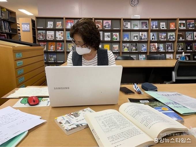 양성자 도시기록가가 도서관에서 문헌을 살펴보고 있다.(사진=용인시)
