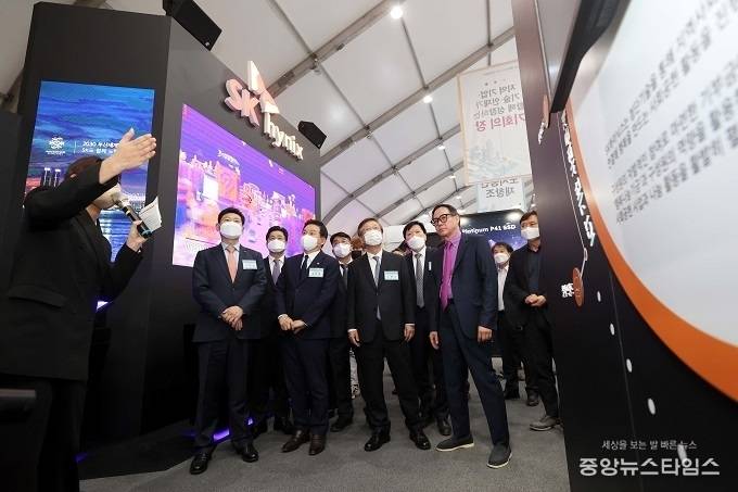 10월 25일이상일 용인특례시장과 원희룡 국토부장관 등 내빈들이 대한민국 도시혁신 산업박람회에서 SK 하이닉스 부스를 관람하고 있다.(사진=용인시)
