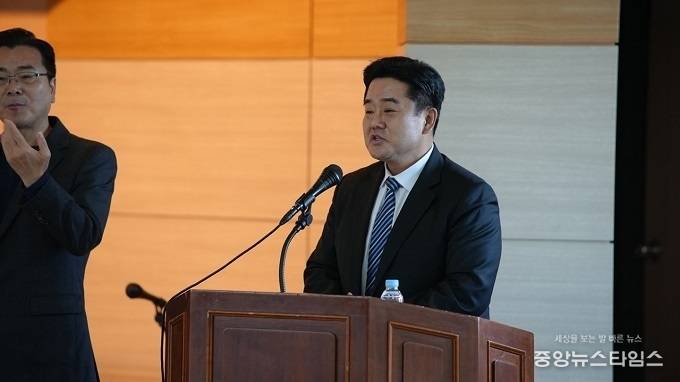 백경열 경기도장애인체육회 사무처장이 2022년 경기도장애인종합체육대회 평가회에서 인사말을 하고 있다.(사진=경기도장애인체육회)