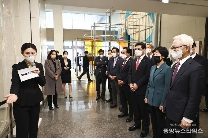 이상일 용인특례시장이 삼성전자 관계자로부터 삼성전자 화성캠퍼스 관련 설명을 듣고 있다.(사진=용인시)