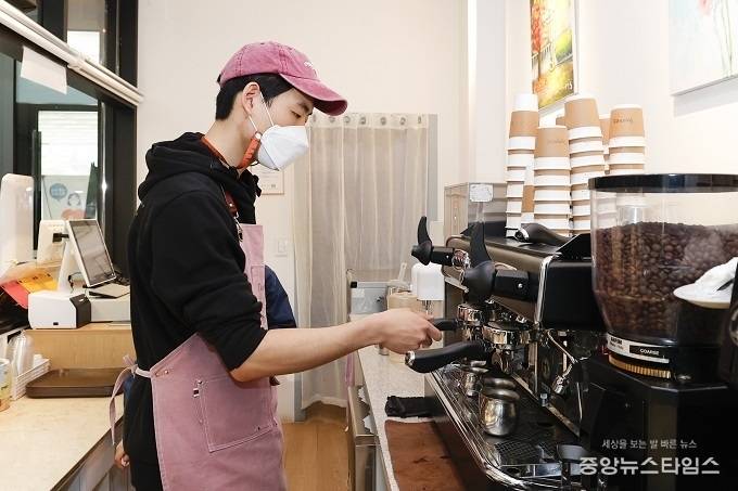 수지장애인복지관 까페 뜨랑슈아 SAY 매니저 김준형 씨가 커피를 내리고 있다.(사진=용인시)