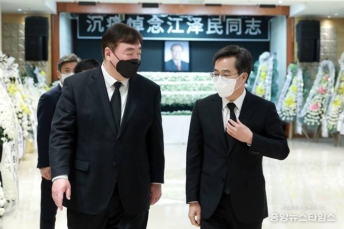 5일 오후 김동연 경기도지사가 서울 중구 주한 중국대사관에 마련된 고(故) 장쩌민 전(前) 중국 국가주석 분향소를 찾아 조문한 후 싱하이민 주한 중국대사와 대화를 나누고 있다.(사진=경기도)