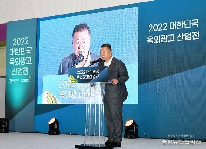 옥외광고 산업전에 참가한 김경일 시장.(파주시 제공)