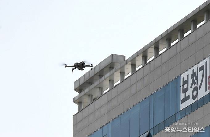 드론 활용 옥외광고물 안전점.(파주시 제공)