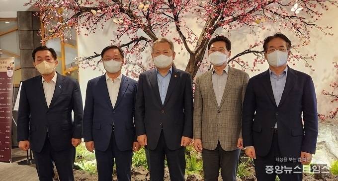 지난해 10월 이재준 수원특례시장(왼쪽 첫 번째)을 등 특례시장들이 이상민 행정안전부 장관(가운데)과 면담에서 특례시 지원 건의문을 전달한 뒤 기념촬영을 하고 있다.(사진=수원시)