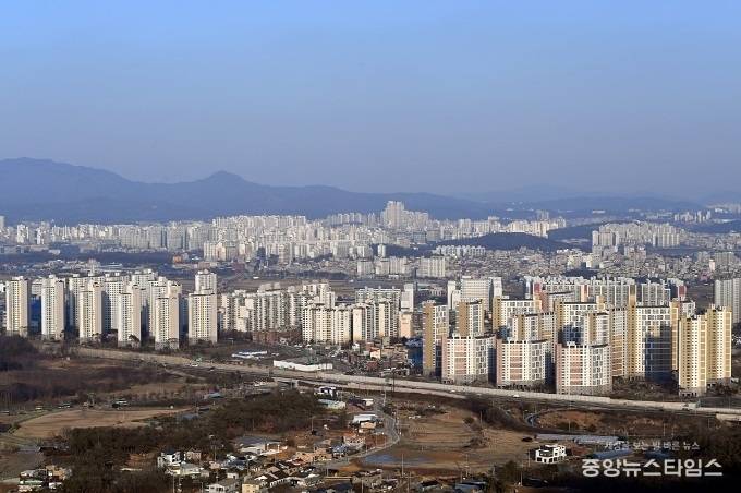겨울에도 누구나 가볍게 등산할 수 있는 칠보산 정상에서 펼쳐지는 서수원 권역.(수원시 제공)