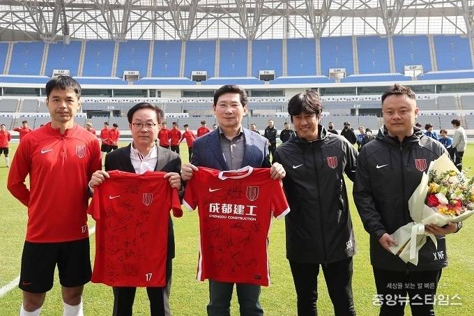 이상일 용인특례시장이 중국 청두 룽청FC 서정원 감독 등과 기념촬영을 하고 있다.(가운데가 이상일 시장, 왼쪽 두번째가 오광환 용인시체육회장, 오른쪽 두번째가 서정원 감독).(사진=용인시)