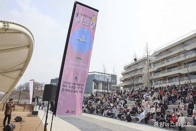 25일 오후 시흥시 은계호수공원에서 시민들이 버스킹공연을 즐기고 있다.(시흥시 제공)