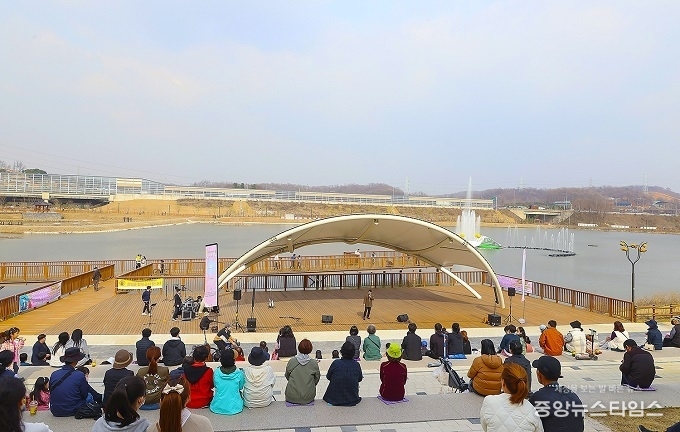 25일 오후 시흥시 은계호수공원에서 시민들이 버스킹공연을 즐기고 있다.(시흥시 제공)