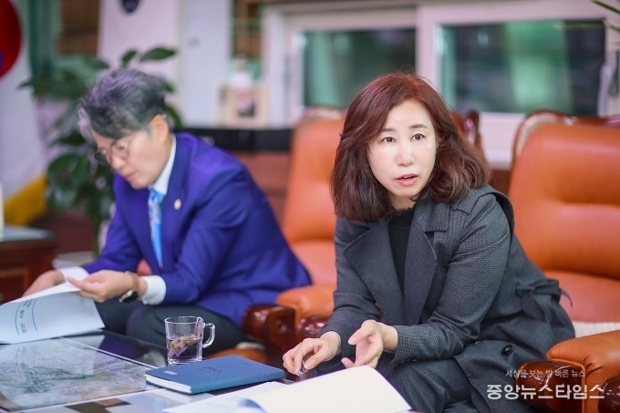 시화MTV관련 논의 중인 김경희 화성시의회 의장.(사진=화성시의회)