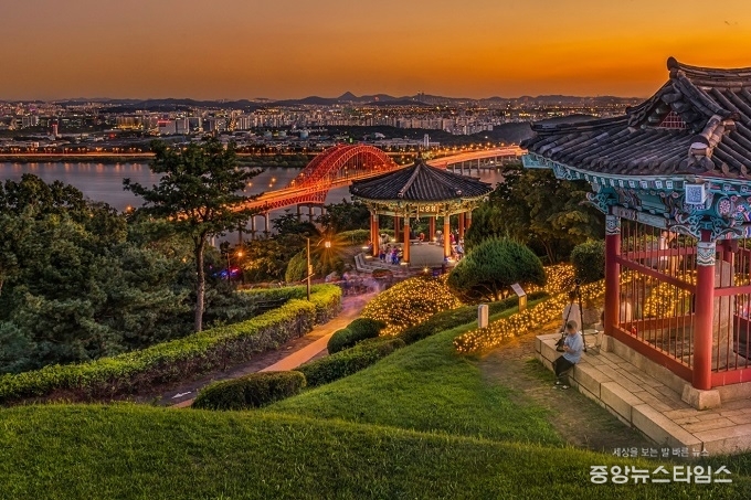 행주산성 정상에서 내려다 본 야경.(고양시 제공)