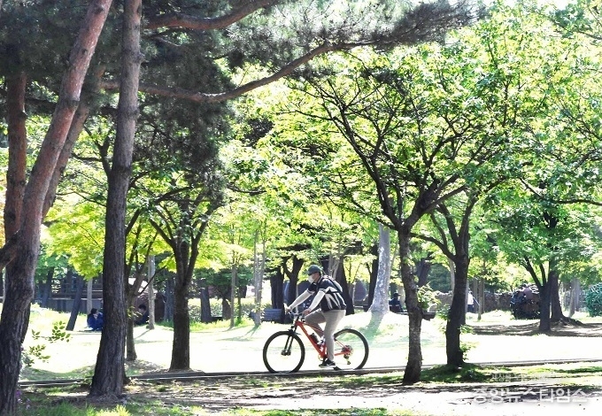 시흥 ‘옥구공원’서 봄을 즐기는 시민.(시흥시 제공)