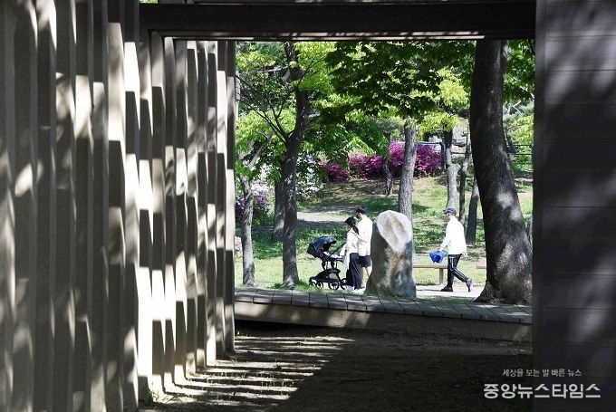 시흥 ‘옥구공원’서 봄을 즐기는 시민.(시흥시 제공)