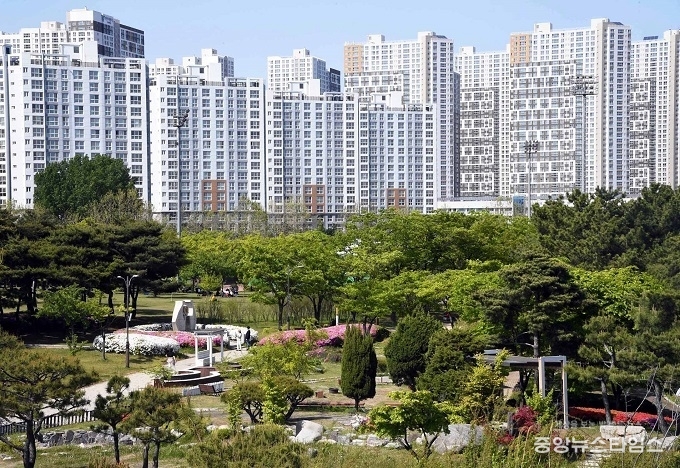 시흥 ‘옥구공원’서 봄을 즐기는 시민.(시흥시 제공)