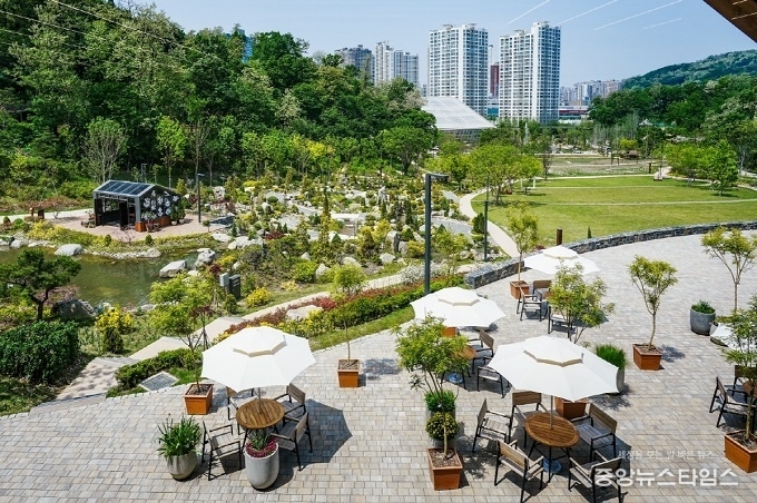 영흥수목원 방문자센터에서 내려다본 암석원.(수원시 제공)