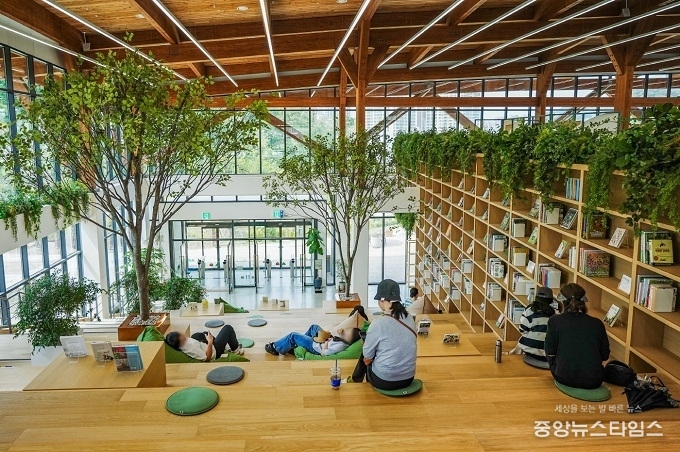 영흥수목원 방문자센터 중 무료로 개방하고 있는 책마루에서 시민들이 책을 읽으며 쉬고 있다.(수원시 제공)