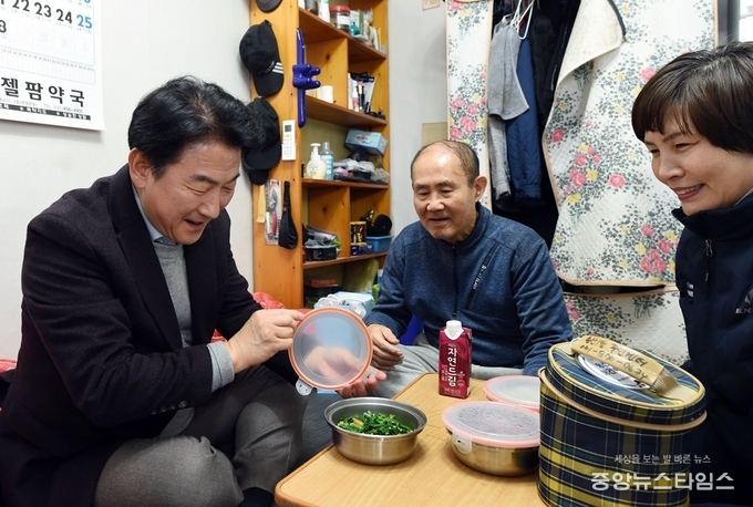 동 지역사회보장협의체와 저소득 가구 반찬 배달.