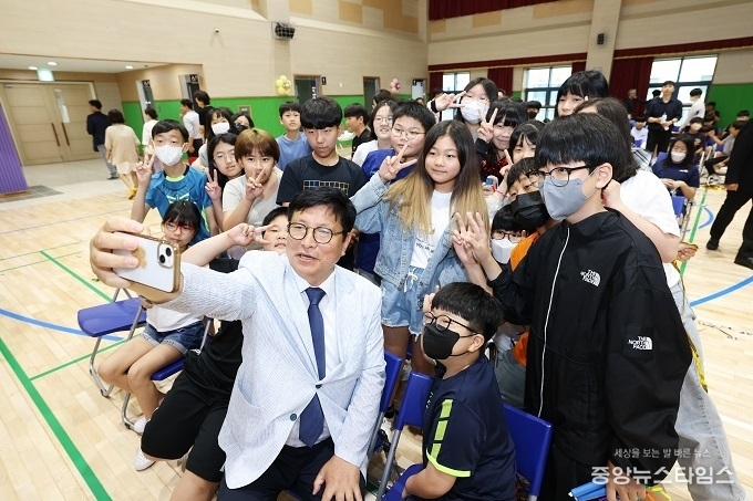 도성훈 인천시교육감이 20일 열린 인천아람초등학교 개교기념식에 참석해 학생들과 함께 셀카를 찍으며 즐거운 시간을 보내고 있다.