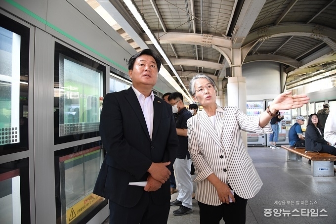 임병택 시흥시장(왼쪽), 송미희 시흥시의회 의장이 서해선 대곡~소사선을 점검하고 있다.(시흥시 제공)