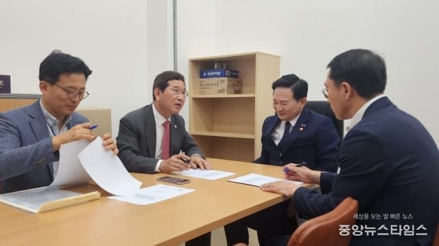 김학용 국민의힘 국회의원이 지난달 29일 원희룡 국토부 장관에게 안성 현안과 관련해 시스템반도체클러스터 국가산업단지 안성 추가 조성 필요성을 설명하고 있다. (사진=김학용 의원실)