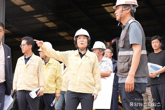 김보라 시장은 집중호우로 범람한 건지소하천과 침수 피해를 입은 양성 한화테크노벨리 공사 현장을 찾아 피해 상황을 확인하고 철저한 조치를 지시했다.(사진=안성시)