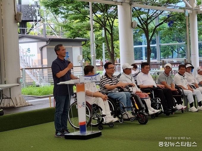 권훈겸 경기도장애인론볼연맹 회장이 인사말을 하고 있다.(사진=경기도장애인론볼연맹)