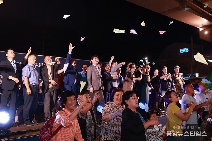 이상일 용인특례시장(왼쪽에서 여섯번째)을 비롯한 내빈과 관계자들이 지난 1일 용인중앙시장 별빛마당 야시장 개장식에서 종이비행기를 날리고 있다.(용인시 제공)