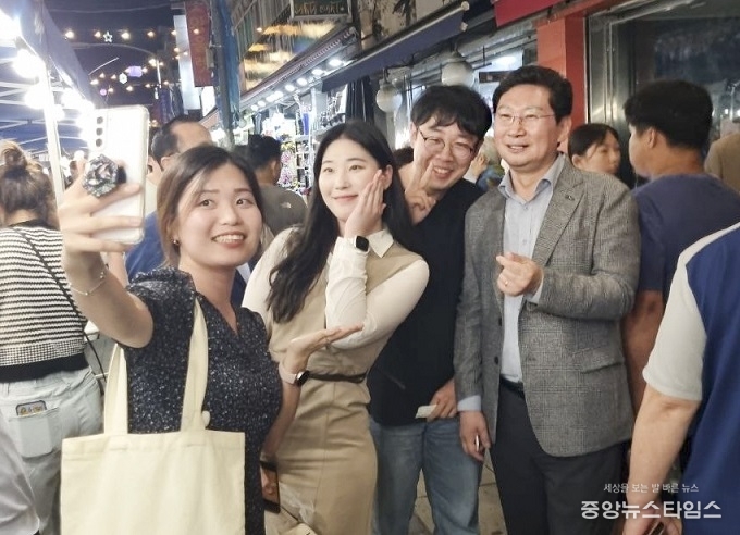 이상일 용인특례시장(가운데)이 지난 1일 용인중앙시장에서 열린 별빛마당 야시장에서 시민들과 기념촬영을 하고 있다.(용인시 제공)