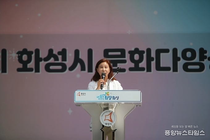 김경희 화성시의회 의장이 제1회 화성시 문화다양성 축제에서 축사를 하고 있다.(사진=화성시의회)