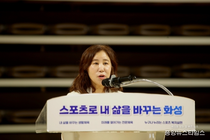 김경희 화성시의회 의장이 제16회 화성시장기 배드민턴대회에 참석해 축사를 하고 있다.(사진=화성시의회)