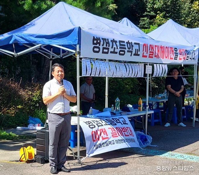 화성시의회 임채덕 의원이 ‘병점초등학교 신설대체이전 결사반대 궐기대회’에서 발언하고 있다.(사진=화성시의회)
