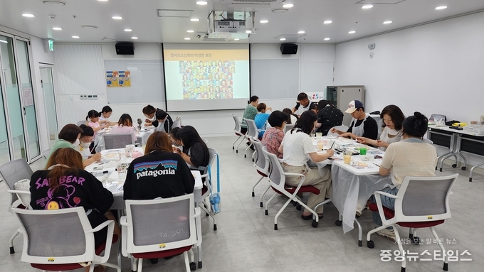 ‘소래너나들이’에서 팝아트 초상화 그리기 수업에 참여하고 있는 지역주민들. (시흥시 제공)