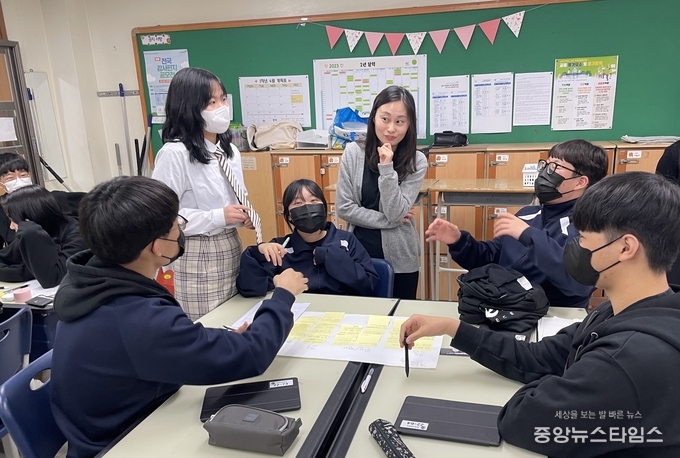 장곡중학교의 모둠 활동.(시흥시 제공)