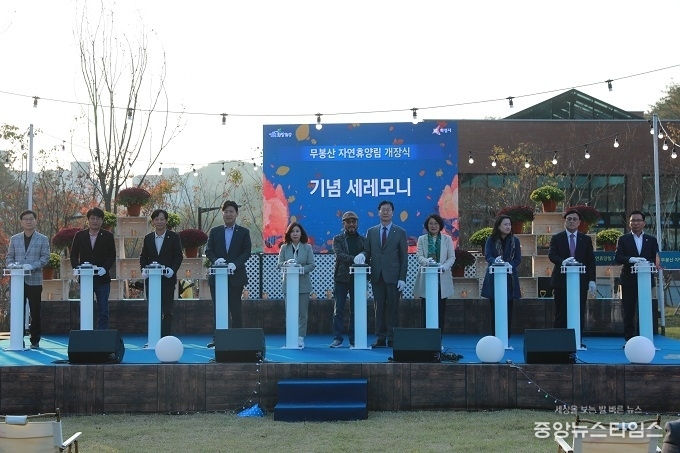 축하 버튼 누르는 모습.(좌측부터 이해남 교육복지위원회 위원장, 박세원 경기도의원, 김태형 경기도의원, 유재호 운영위원회 위원장, 김경희 의장, 정명근 화성시장, 이은진 기획행정위원회 위원장, 정흥범 도시건설위원회 위원장 / 사진=화성시의회 제공