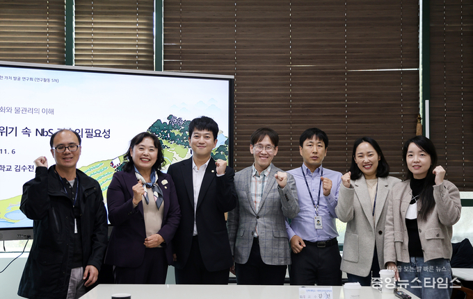 우리동네 생태하천 가치 발굴 연구회 간담회 참석자 기념촬영 모습.(사진=시흥시의회)