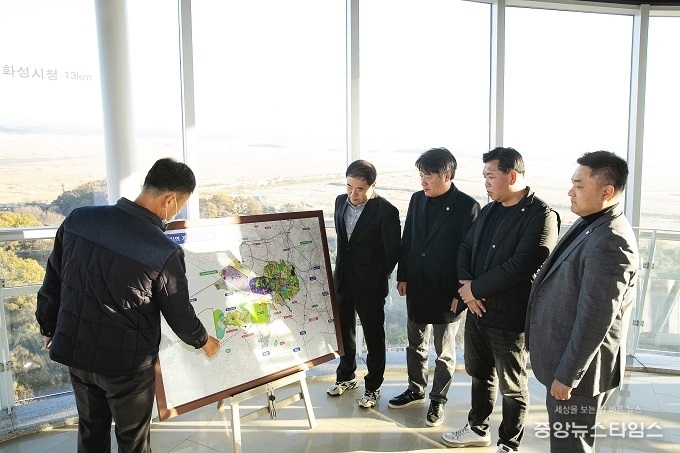 화성시의회 도시건설위원들이 한국수자원공사 관계자로부터 사업지구 현안 설명을 듣는 모습.(사진=화성시의회)