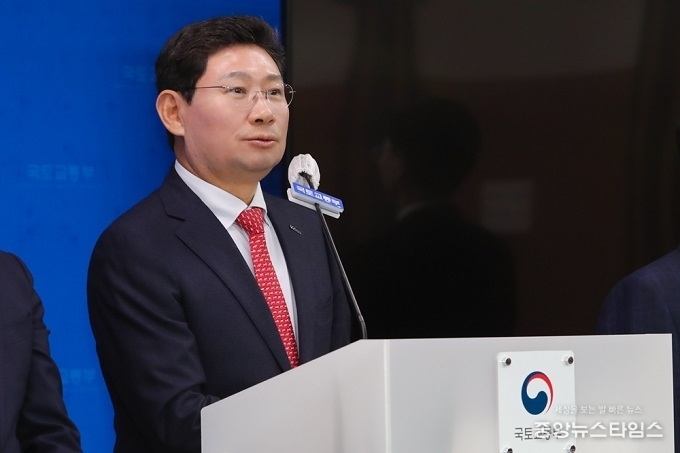 15일 세종시 국토교통부 청사에서 공공주택지구 지정 계획이 발표된 가운데 이상일 용인특례시장이 기자들의 질의에 답변하고 있다.(용인시 제공)