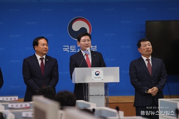 15일 세종시 국토교통부 청사에서 공공주택지구 지정 계획이 발표된 가운데 이상일 용인특례시장이 기자들의 질의에 답변하고 있다.(용인시 제공)