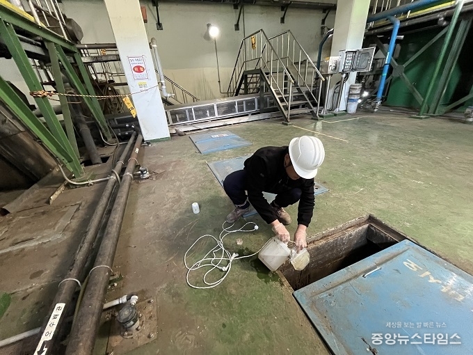 서울의과학연구소 관계자가 기흥레스피아에서 하수를 채취하고 있다.(용인시 제공)