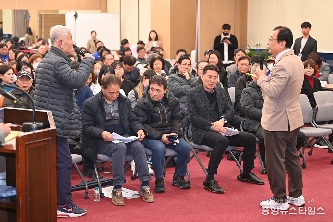 이현재 하남시장이 17일 감일동 행정복지센터에서 열린 ‘2024년 주민과의 대화’에 참석한 주민의 건의사항을 듣고 있다.(사진=하남시)