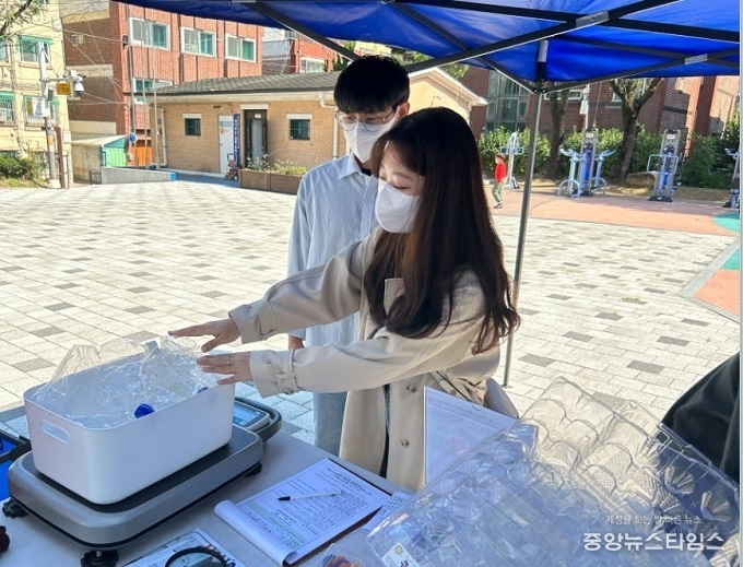 댓골마을학교에서 운영하는 시흥순환가게re100에는 환경을 생각하는 시민들의 발길이 이어지고 있다.(시흥시 제공)