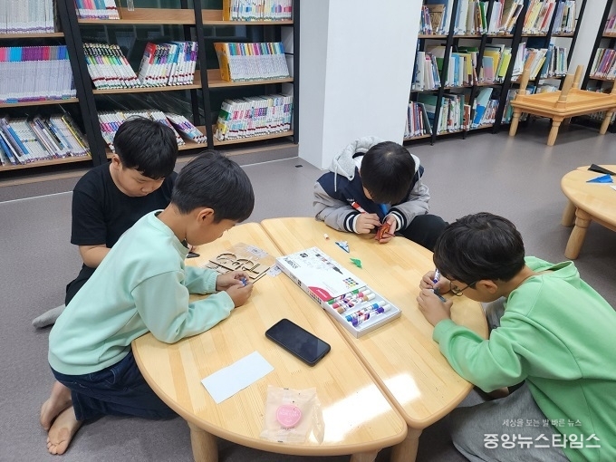 목감동 네이처하임 마을학교의 공예 프로그램 ‘뚝딱공작소’.(시흥시 제공)