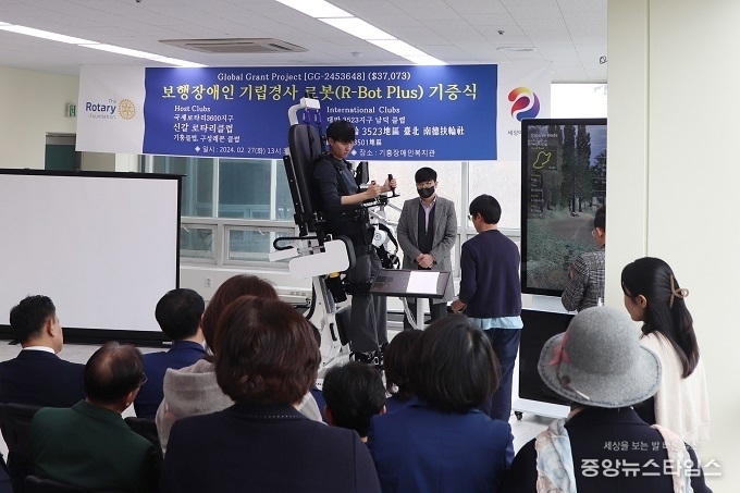 기립경사 재활로봇(R-BoT plus)을 시연하고 있는 모습.(사진=용인시기흥장애인복지관)