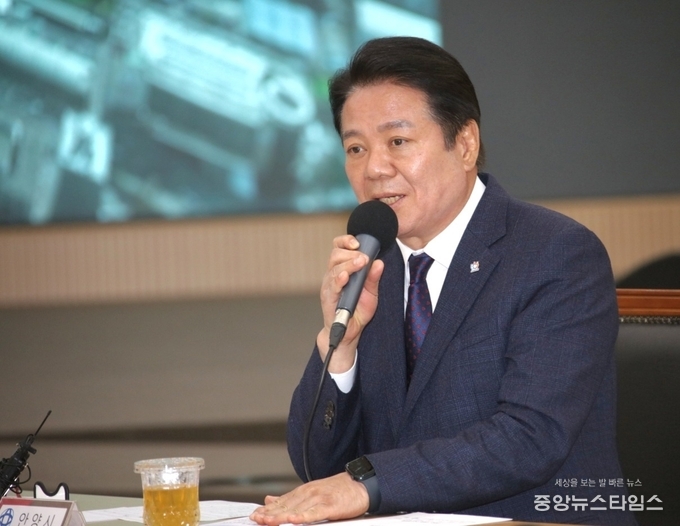 최대호 안양시장이 경부선 지하화 선도사업 공동 건의문에 서명하고 인사말을 하고 있다.(사진=안양시)