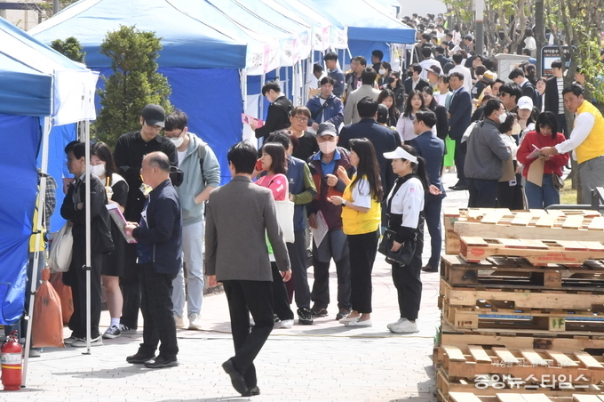 17일 오후 2시 대야삼2 어린이공원에서 시흥시가 단독으로 주최한 ‘역대 최대 채용박람회’ 모습. (사진=시흥시)