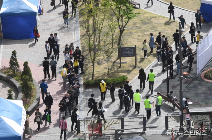 17일 오후 2시 대야삼2 어린이공원에서 시흥시가 단독으로 주최한 ‘역대 최대 채용박람회’ 모습. (사진=시흥시)