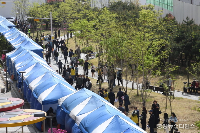 17일 오후 2시 대야삼2 어린이공원에서 시흥시가 단독으로 주최한 ‘역대 최대 채용박람회’ 모습. (사진=시흥시)