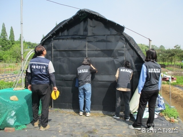 인천시 특사경이 남동구 개발제한구역 내 불법행위를 단속하고 있다.(인천시 제공)