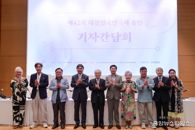 11일 용인문화예술원 국제회의실에서 열린 '제42회 대한민국연극제 용인' 기자간담회에 참석한 이상일 용인특례시장과 이순재 명예대회장, 홍보대사로 참여한 배우들의 모습.(용인시 제공)