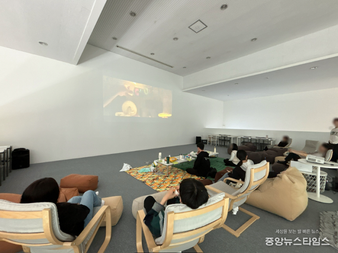 매월 진행되는 무비데이. 코리빙랩 공간에서 청년들이 영화 ‘코코’를 관람하고 있다. (시흥시 제공)